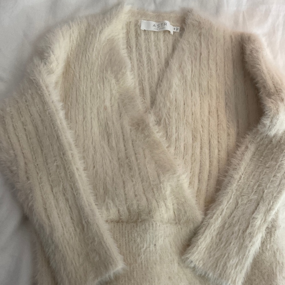 ASTR The Label V-neck Sweater (White/Cream)